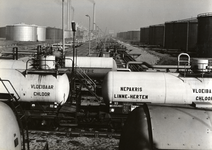 169630 Afbeelding van ketelwagens voor het vervoer van chemicaliën, op het terrein van Shell te Pernis.
